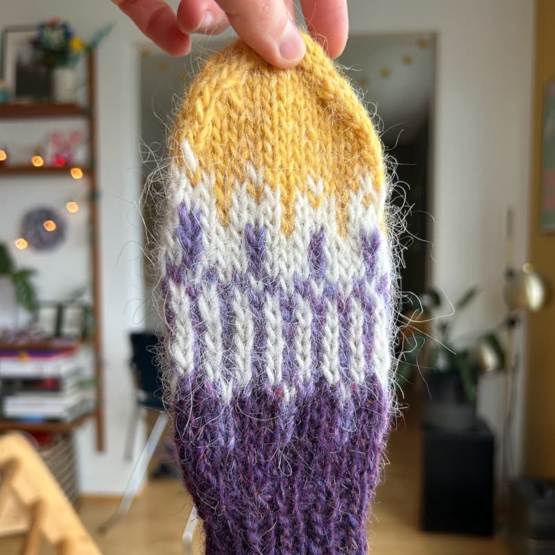 Patterned mittens